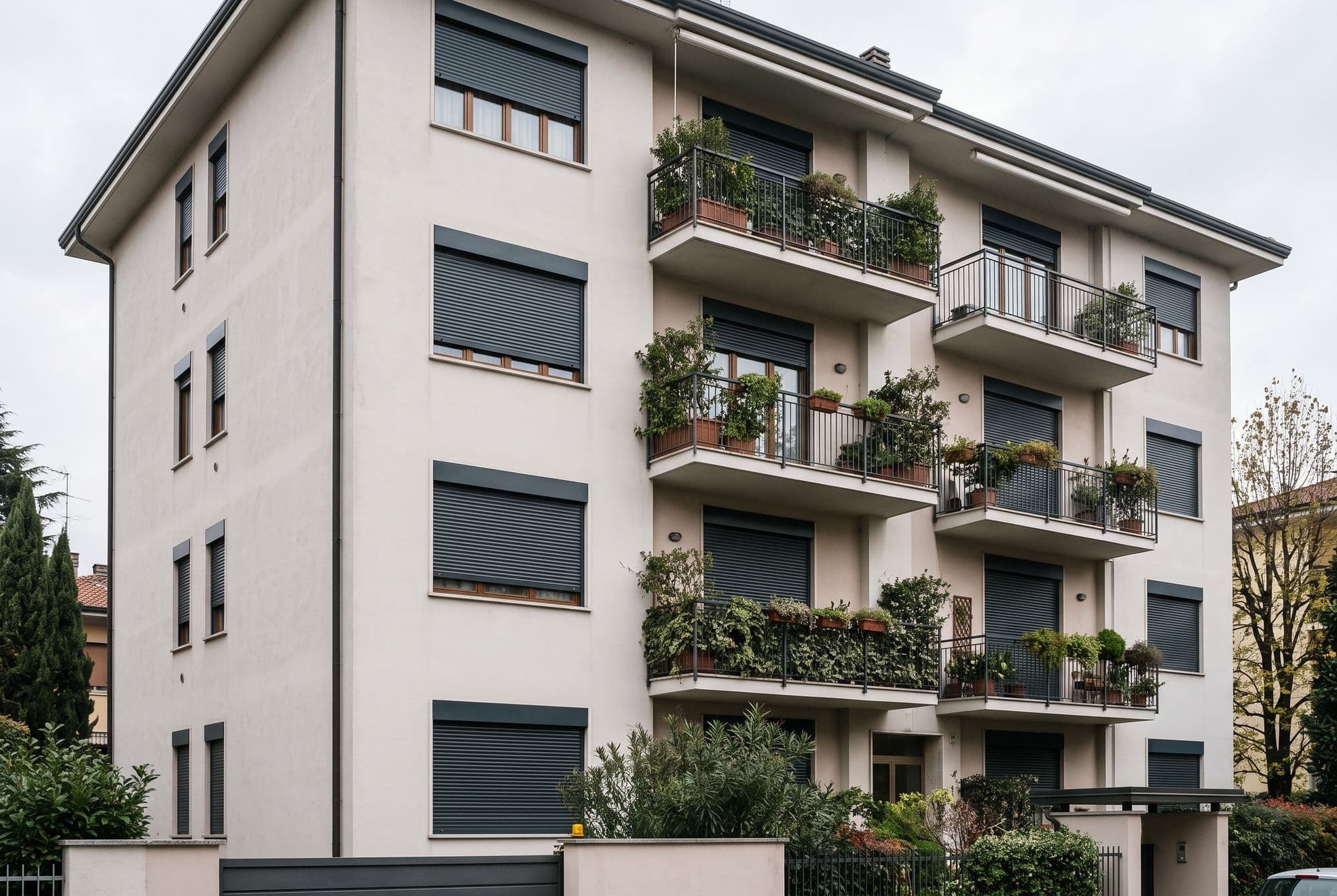 Facciata di un condominio con tapparelle nuove in alluminio antracite su tutte le finestre
